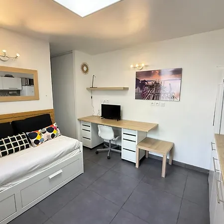 Appartement Moderne Climatise Avec Grande Terrasse - *