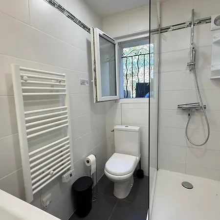 Appartement Moderne Climatise Avec Grande Terrasse - *
