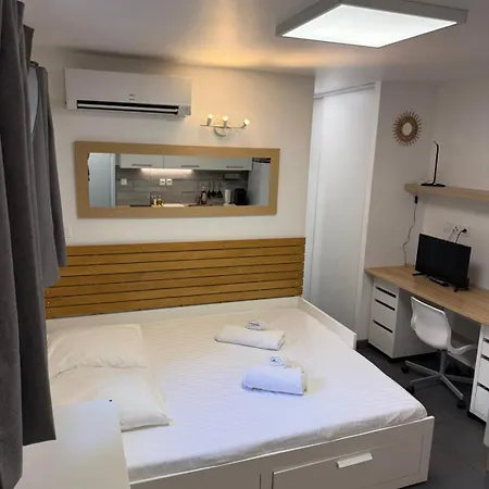 Appartement Moderne Climatise Avec Grande Terrasse -